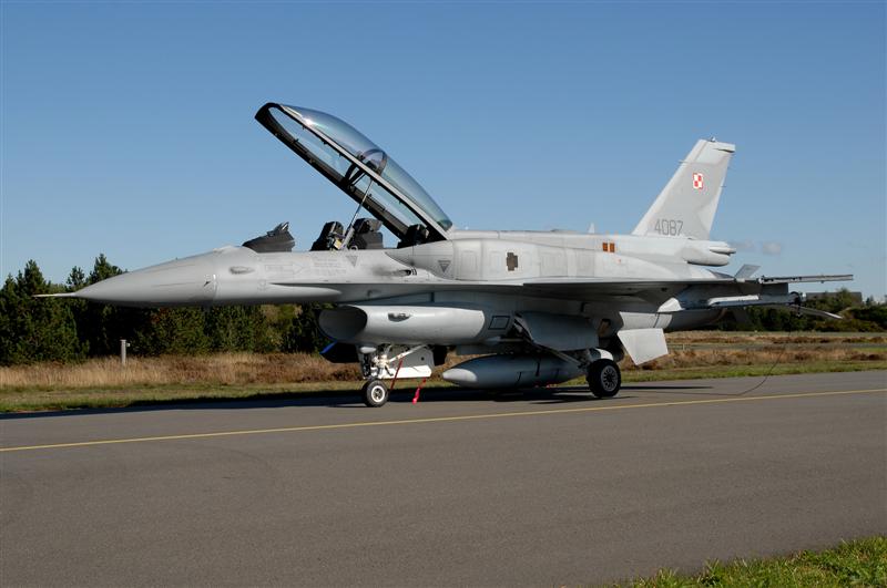 13.JPG - F-16D of 10.ELT