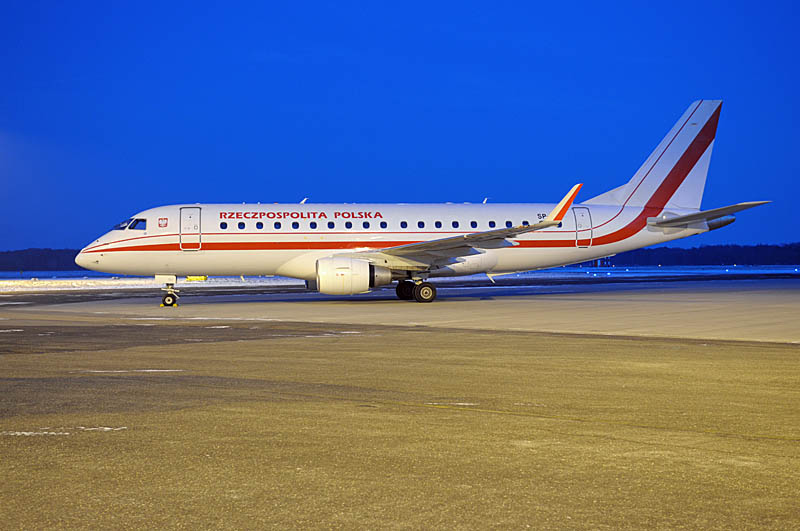 47.jpg - the new ERJ175-200LR