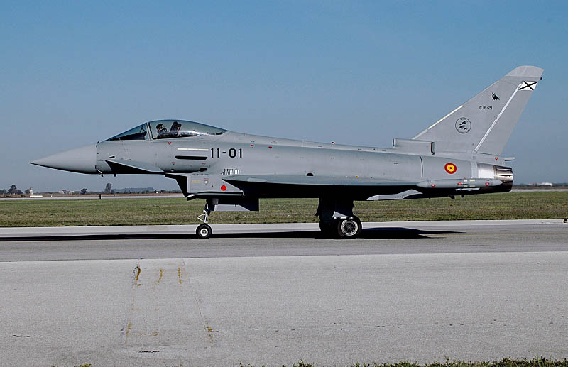 Span_Eurofighter21.JPG - ... on the way to the runway