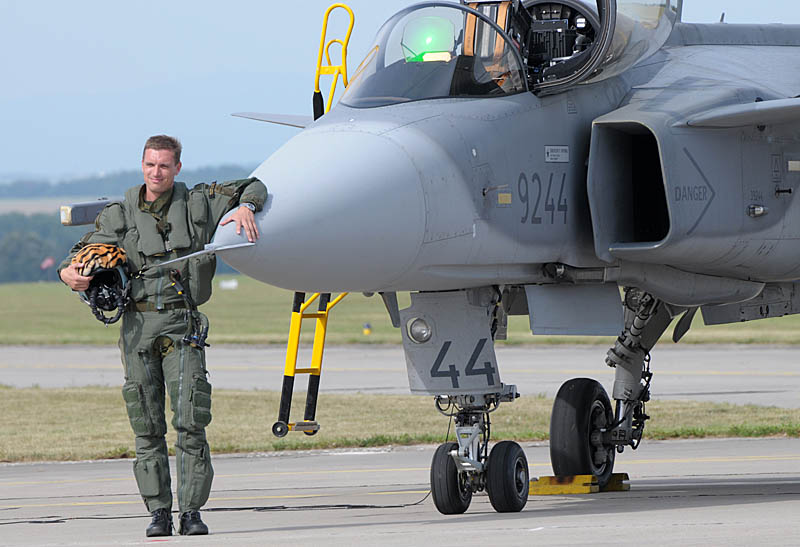 4a.jpg -  Kaptán Michal Danêk with his JAS-39C