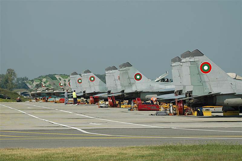 PIC1.JPG - Flightline at Graf Ignatievo Air Base during CK05