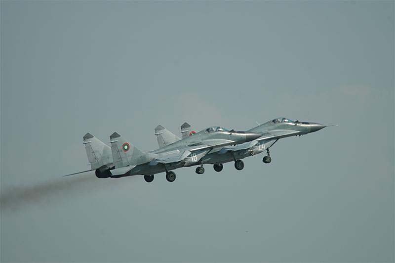 PIC2.JPG - Two Bulgarian MiG-29 from 2/3 Iztrebitelna Avio Eskadril