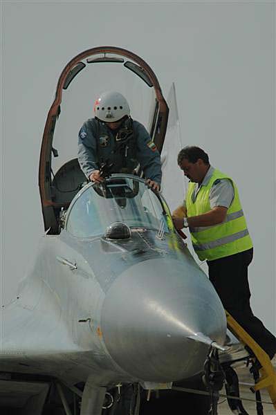 PIC5.JPG - Preparations for the next flight 