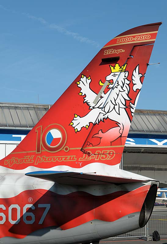 2b.jpg - left tail with 212.sqn logo